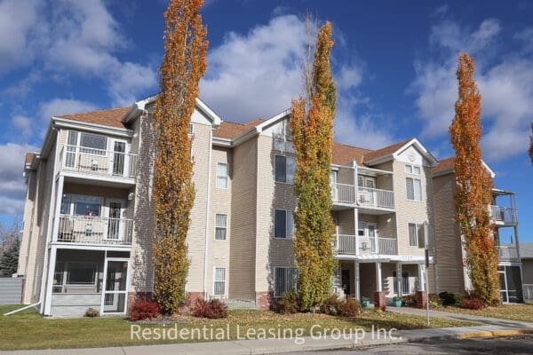 Charming 2-Bedroom Condo in Bowness: Barrier-Free Amenities (RP139)